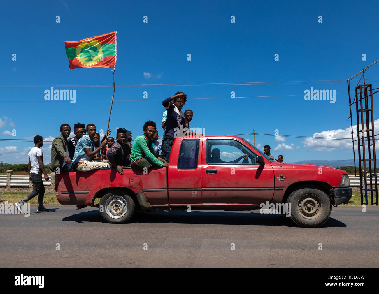 Gli uomini in una vettura che celebra la liberazione oromo parte anteriore, Oromia, Waliso, Etiopia Foto Stock