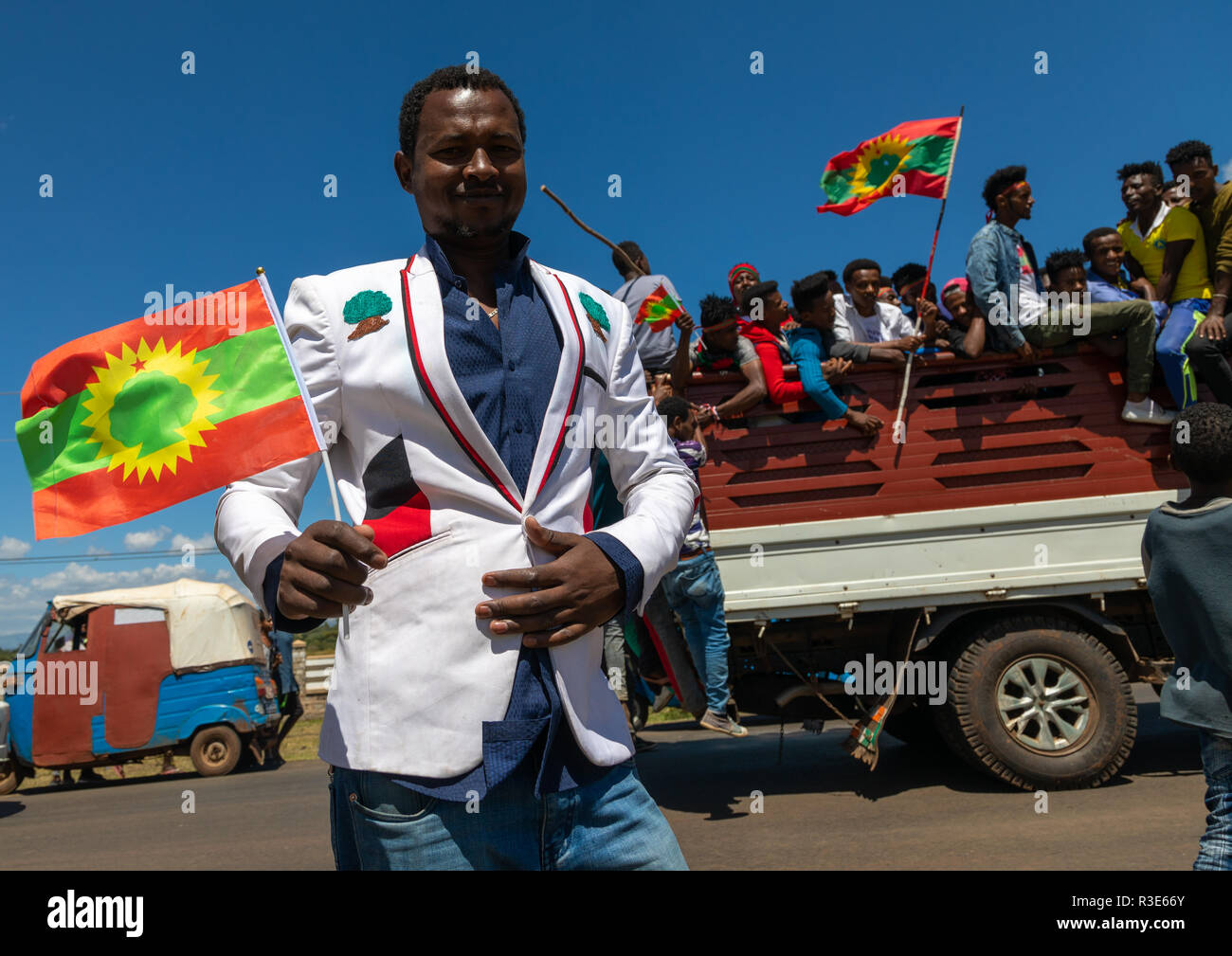 Gli uomini che celebra la liberazione oromo parte anteriore, Oromia, Waliso, Etiopia Foto Stock