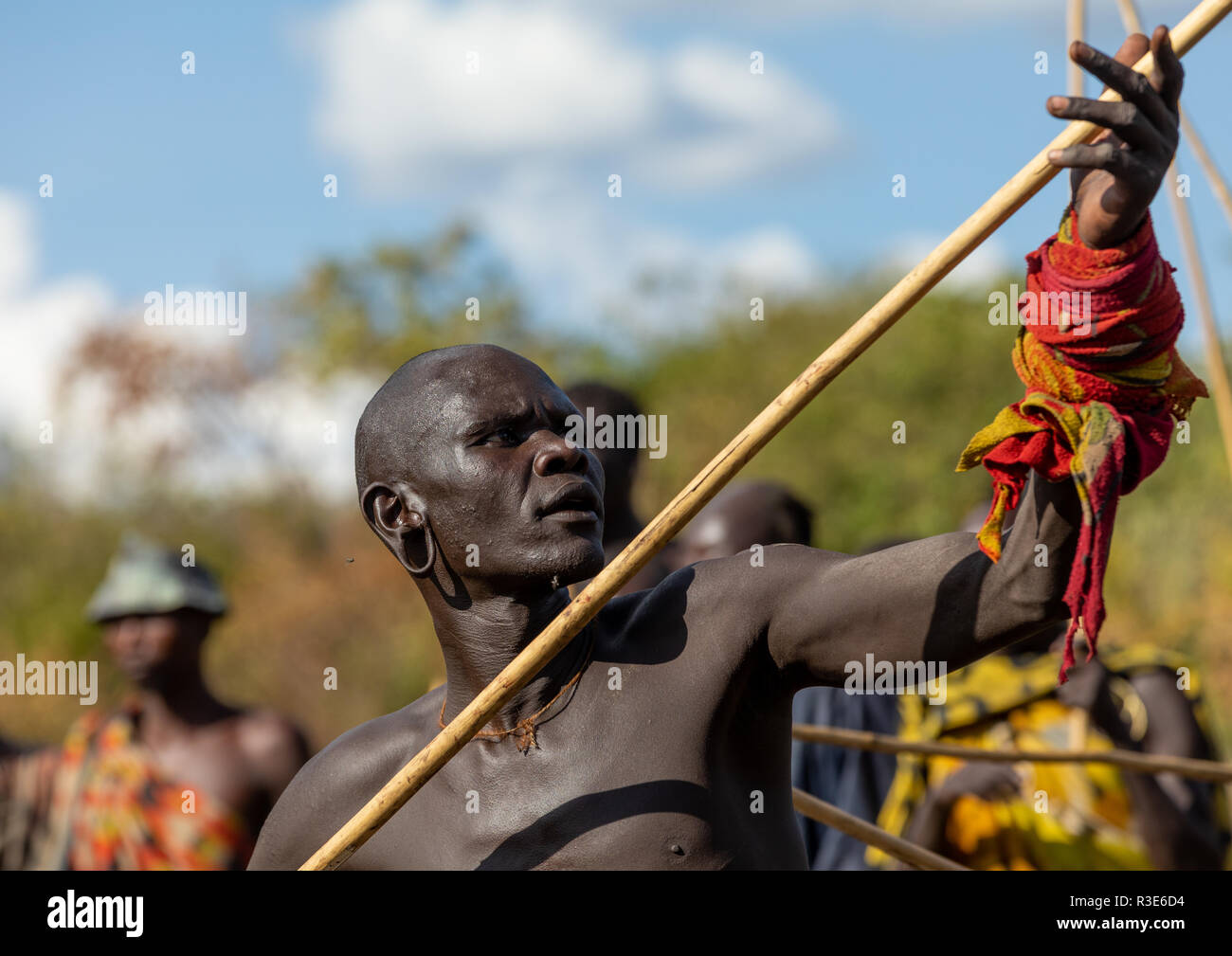 Suri tribù warrior durante un donga stick combattimenti rituali, valle dell'Omo, Kibish, Etiopia Foto Stock