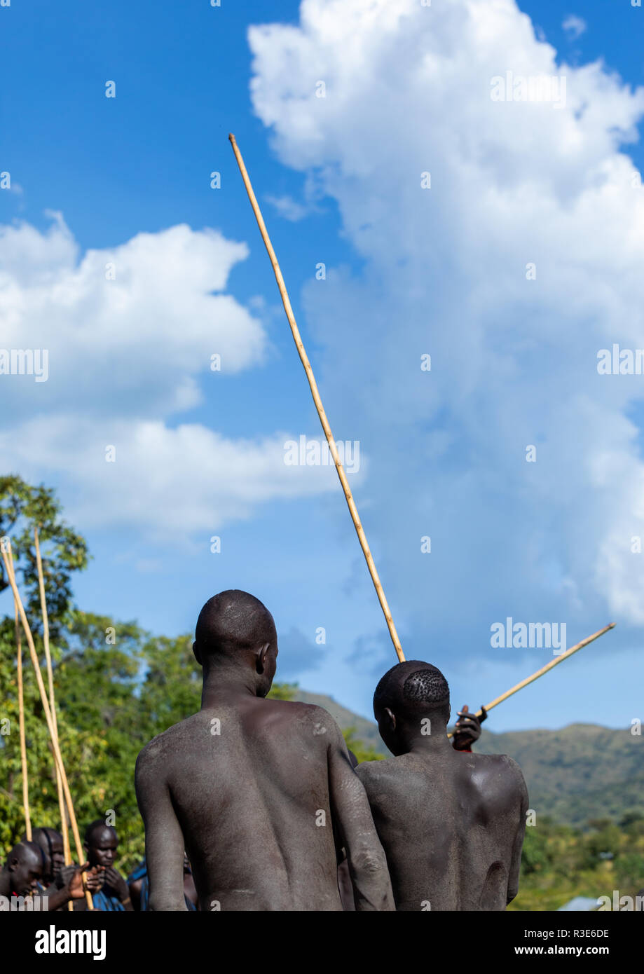 Suri tribe warriors durante un donga stick combattimenti rituali, valle dell'Omo, Kibish, Etiopia Foto Stock