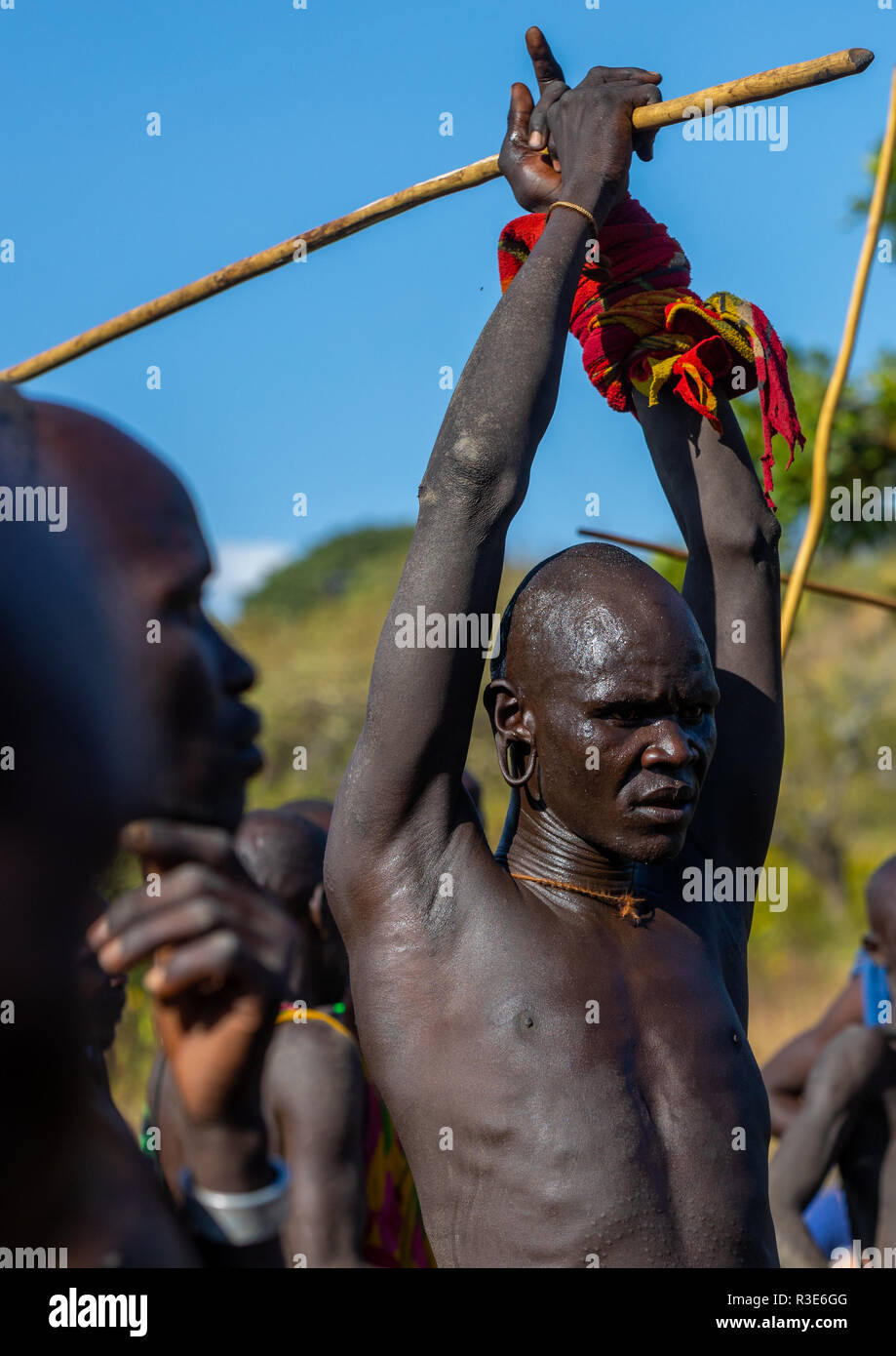 Suri tribe warriors combattimenti durante un donga stick rituale, valle dell'Omo, Kibish, Etiopia Foto Stock