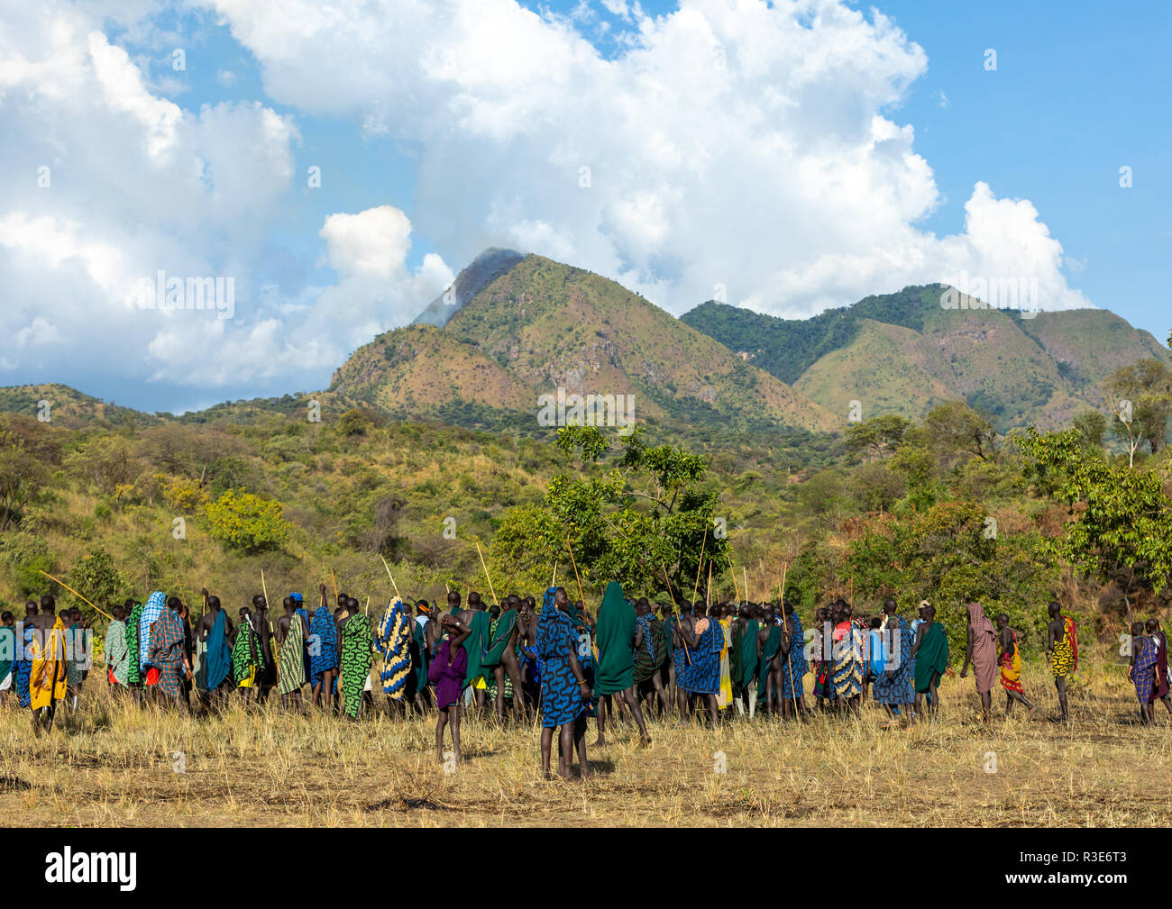 Suri tribe warriors durante un donga stick combattimenti rituali, valle dell'Omo, Kibish, Etiopia Foto Stock