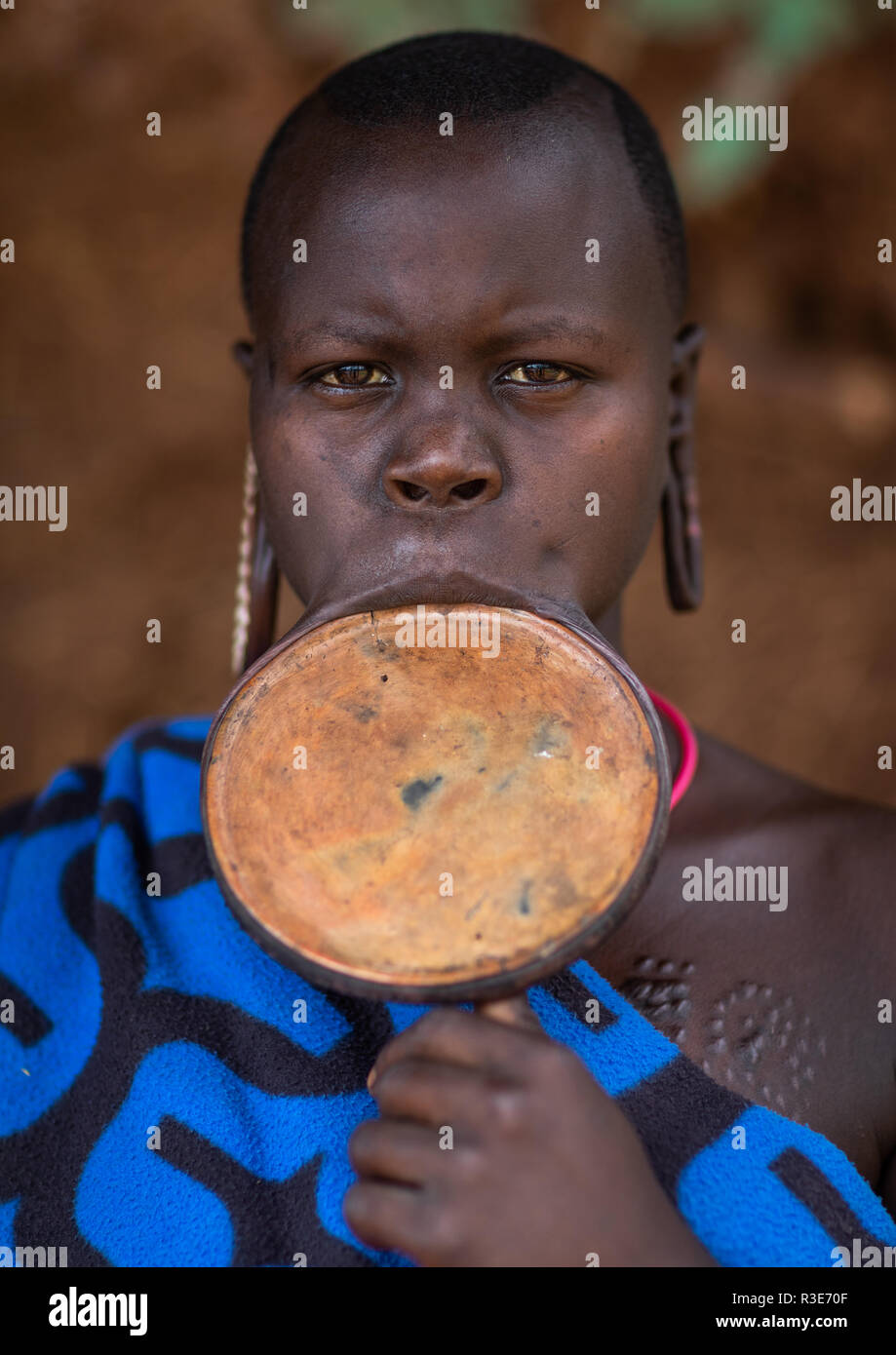 Ritratto di una tribù suri donna che indossa un labbro piastra, valle dell'Omo, Kibish, Etiopia Foto Stock