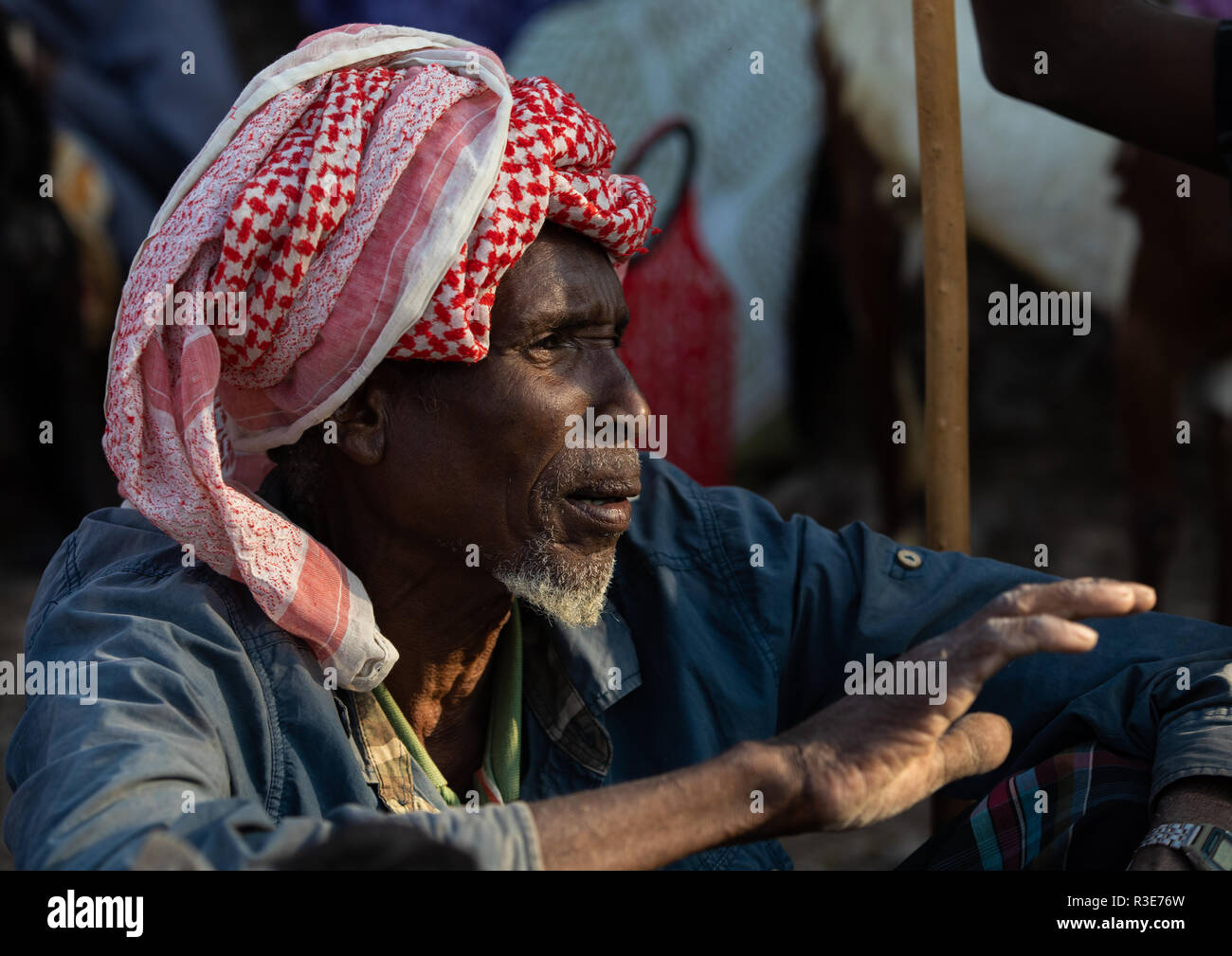 Uomo di Oromo nel mercato, Amhara Region, Senbete, Etiopia Foto Stock