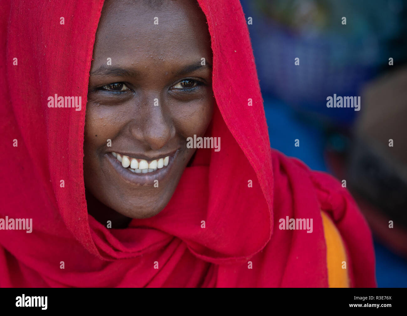 Oromo sorridente ragazza adolescente che indossa un velo rosso, Amhara Region, Senbete, Etiopia Foto Stock