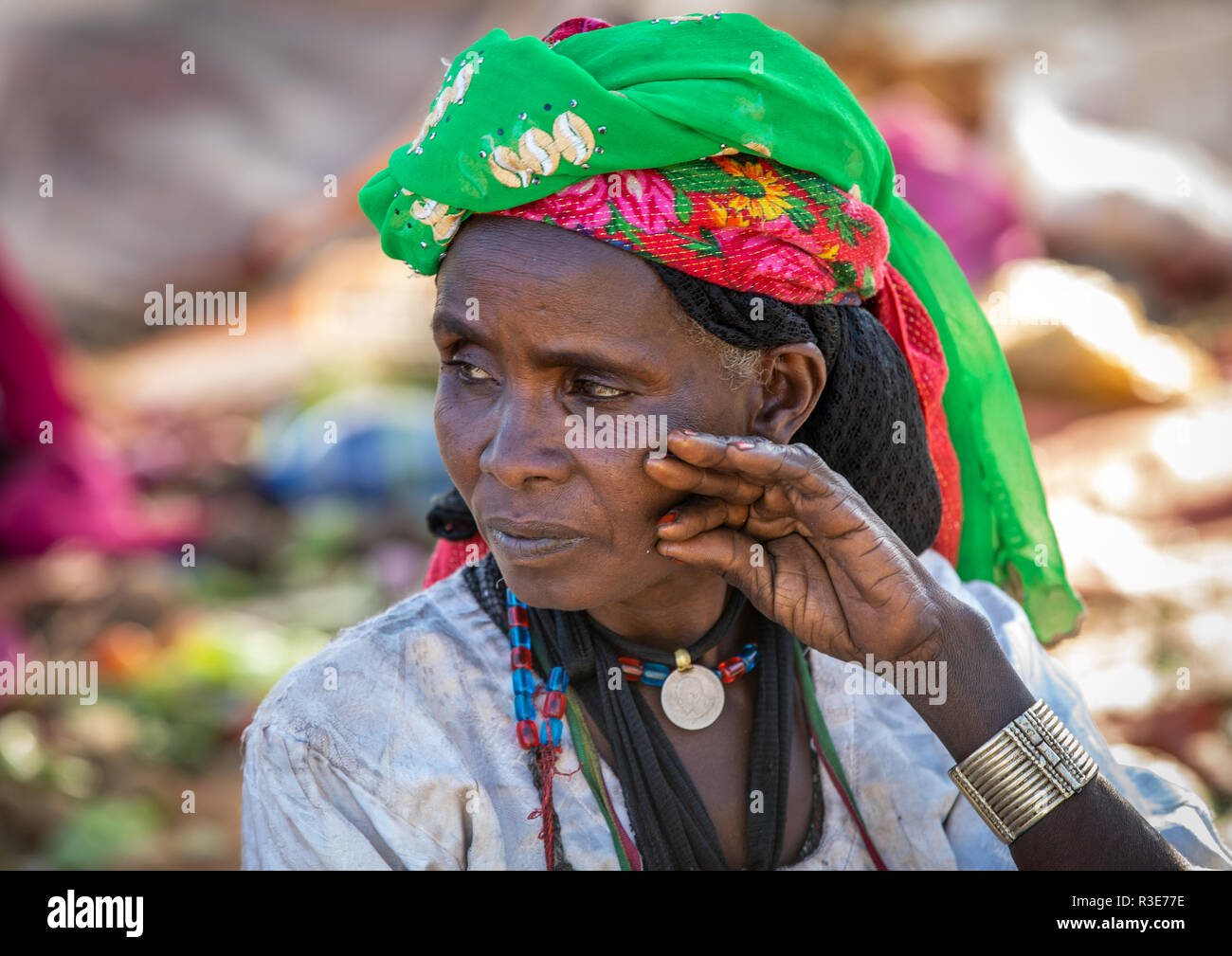 Donna Oromo in un mercato con un colorato headwear, Amhara Region, Senbete, Etiopia Foto Stock