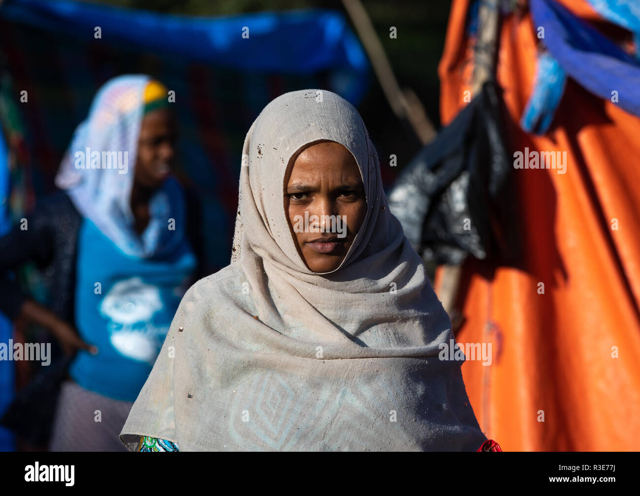 Velato donna oromo in un mercato, Amhara Region, Senbete, Etiopia Foto Stock