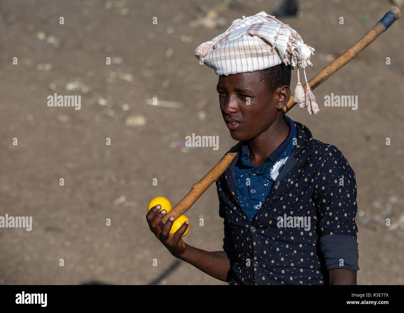 Oromo ragazzo adolescente con un bastone, Amhara Region, Senbete, Etiopia Foto Stock