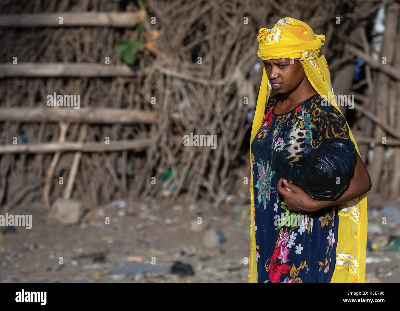 Donna Oromo in un mercato con un foulard giallo, Amhara Region, Senbete, Etiopia Foto Stock