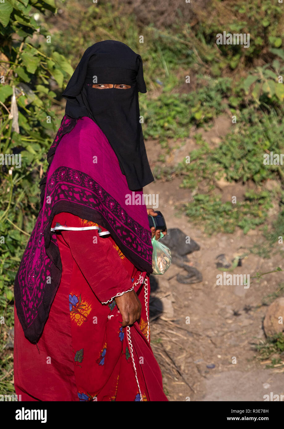 Donna Oromo indossando un burqa nel mercato, Amhara Region, Senbete, Etiopia Foto Stock