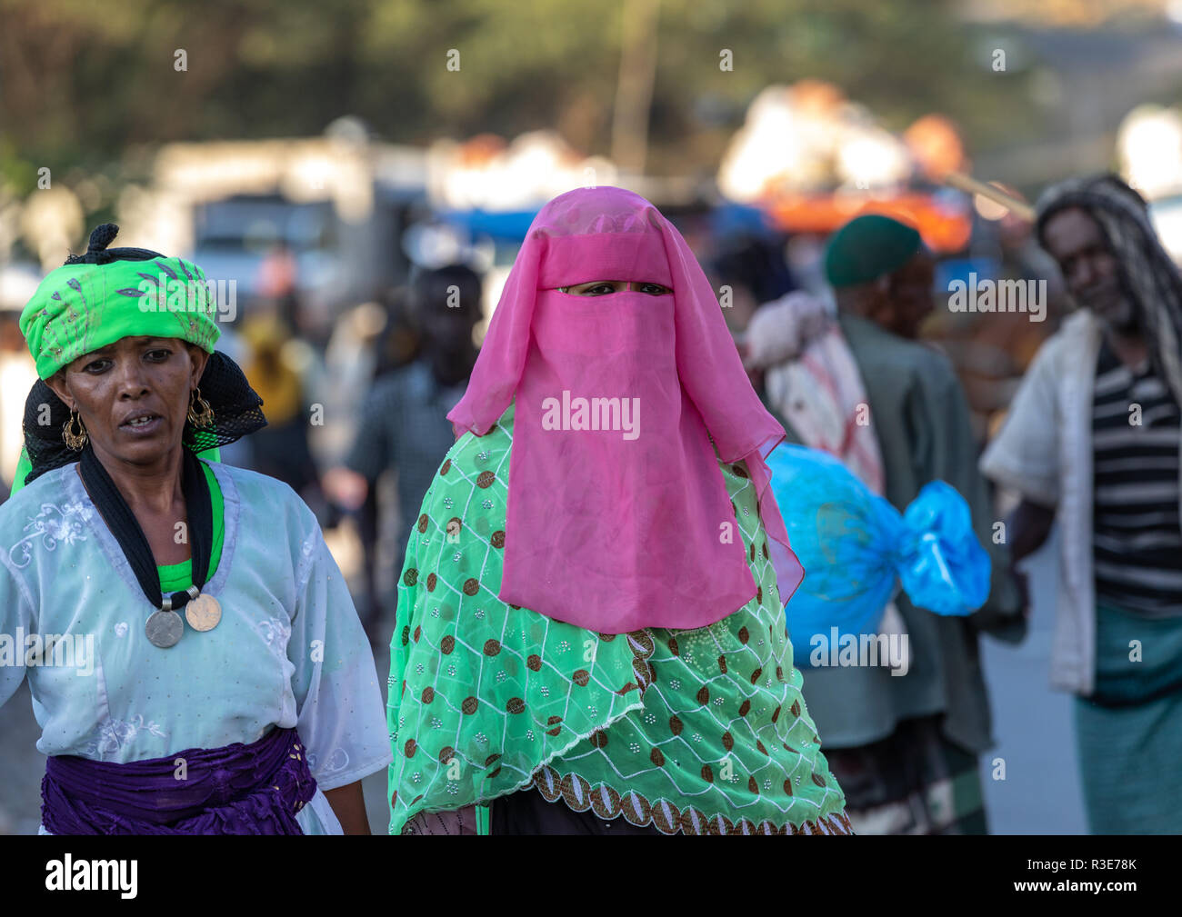 Oromo donna che indossa un rosa burqa nel mercato, Amhara Region, Senbete, Etiopia Foto Stock
