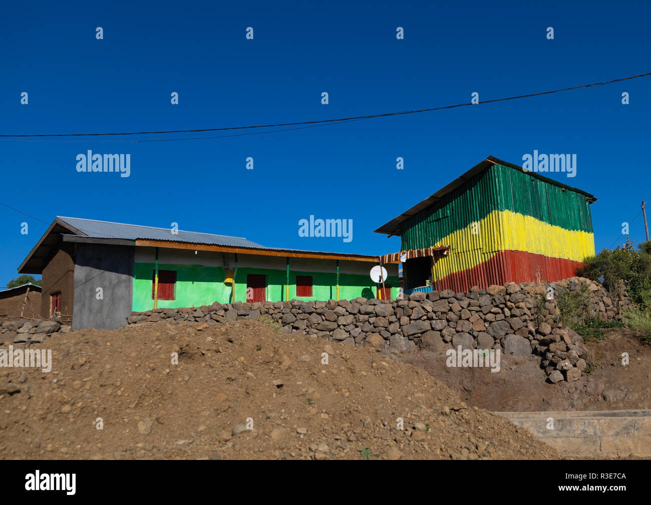 Casa dipinta con la bandiera etiope colori, Amhara Region, Lalibela, Etiopia Foto Stock