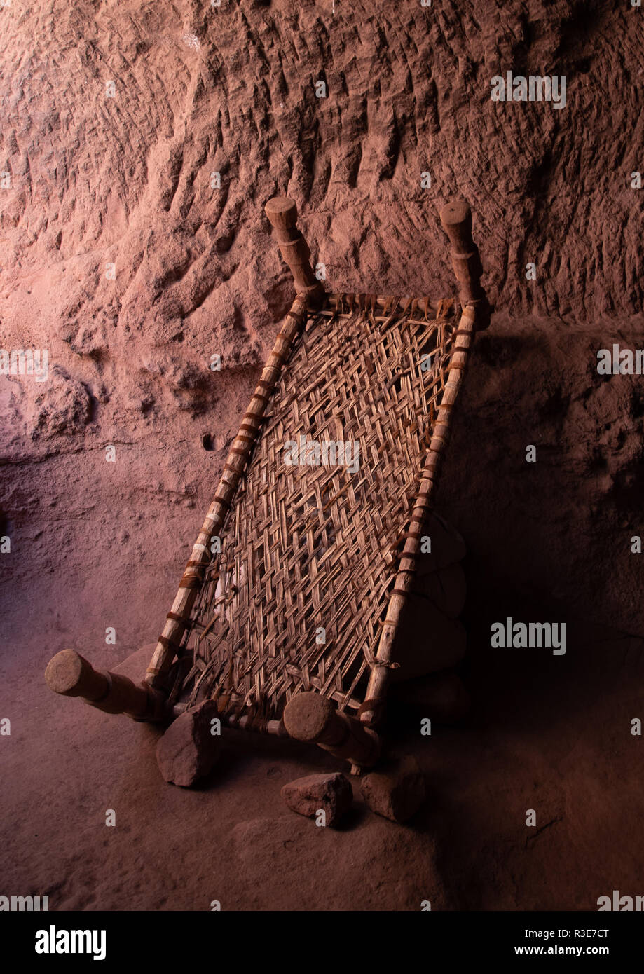 Letto all'interno di bete gabriel rafael twin chiesa, Amhara Region, Lalibela, Etiopia Foto Stock