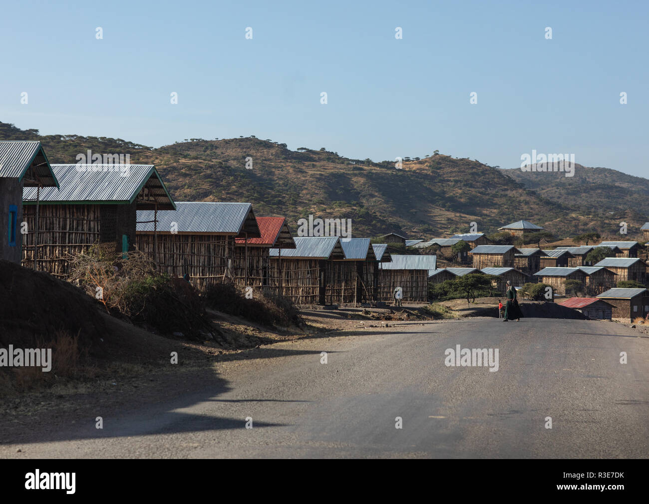 Nuove case costruite lungo la strada, Amhara Region, Lalibela, Etiopia Foto Stock