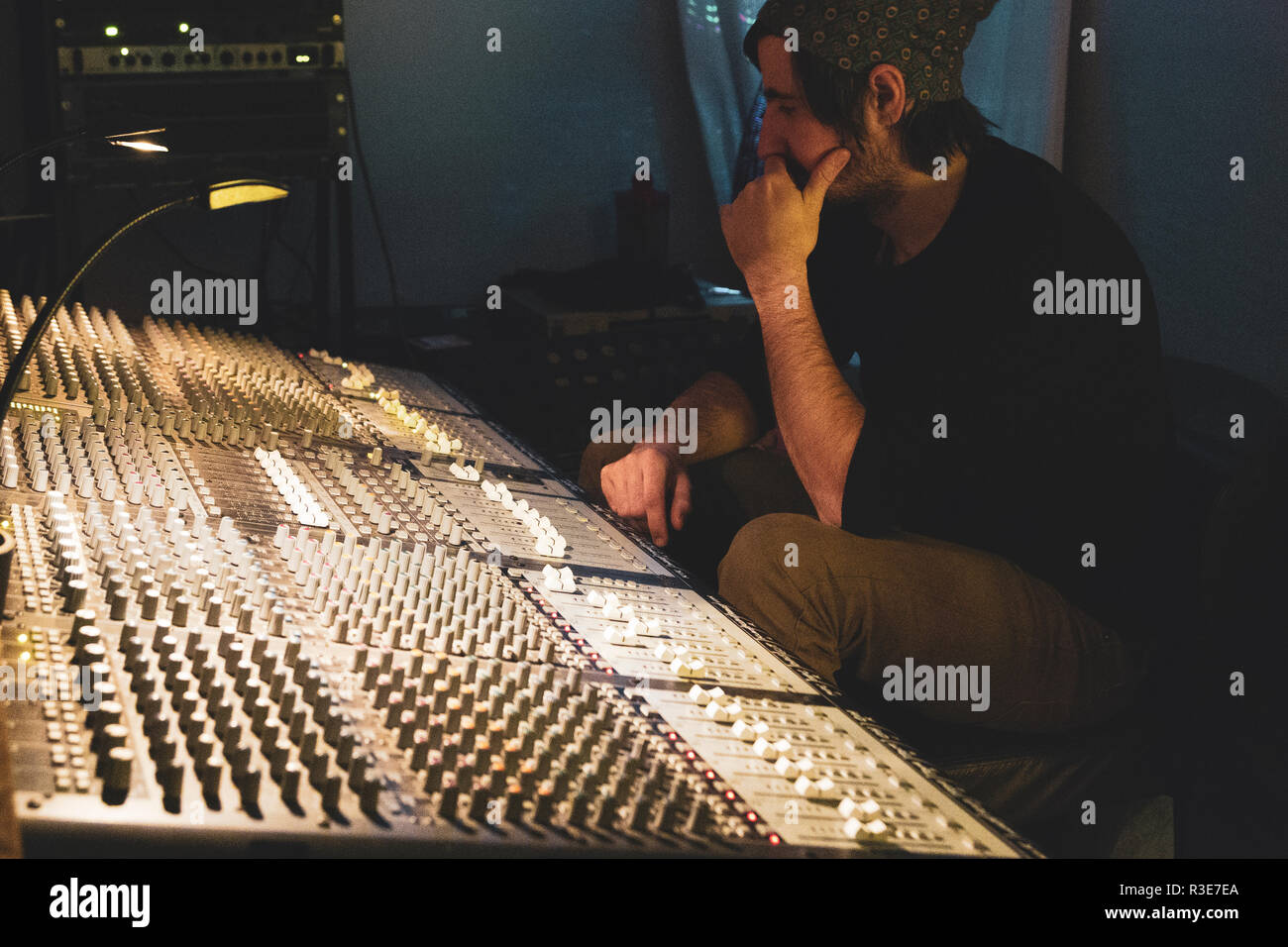 Szamotuly, Polonia. Il 15 novembre 2018. Jarek Bogacki (Robak) Tenzing Norgay Band - Metropolitana reale. Membri: Lukasz Kwasny, Jan Suwalski, Piotr Ruciak, Patryk Krasniewski, Jaroslaw Bogacki Robak. Foto Stock