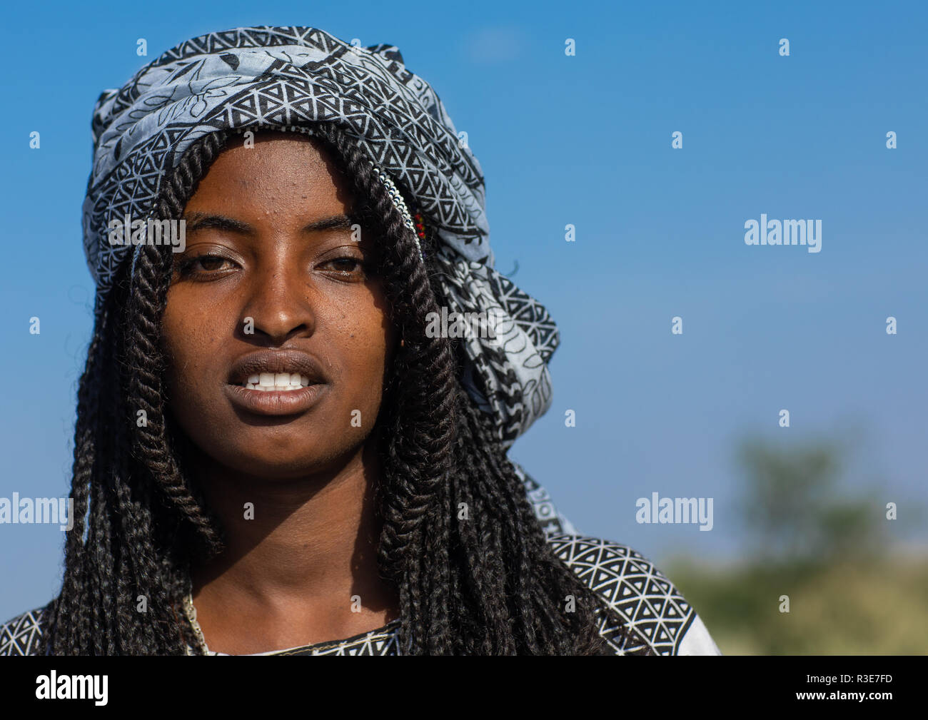 Ritratto di un sorridente lontano donna, regione di Afar, miglio, Etiopia Foto Stock