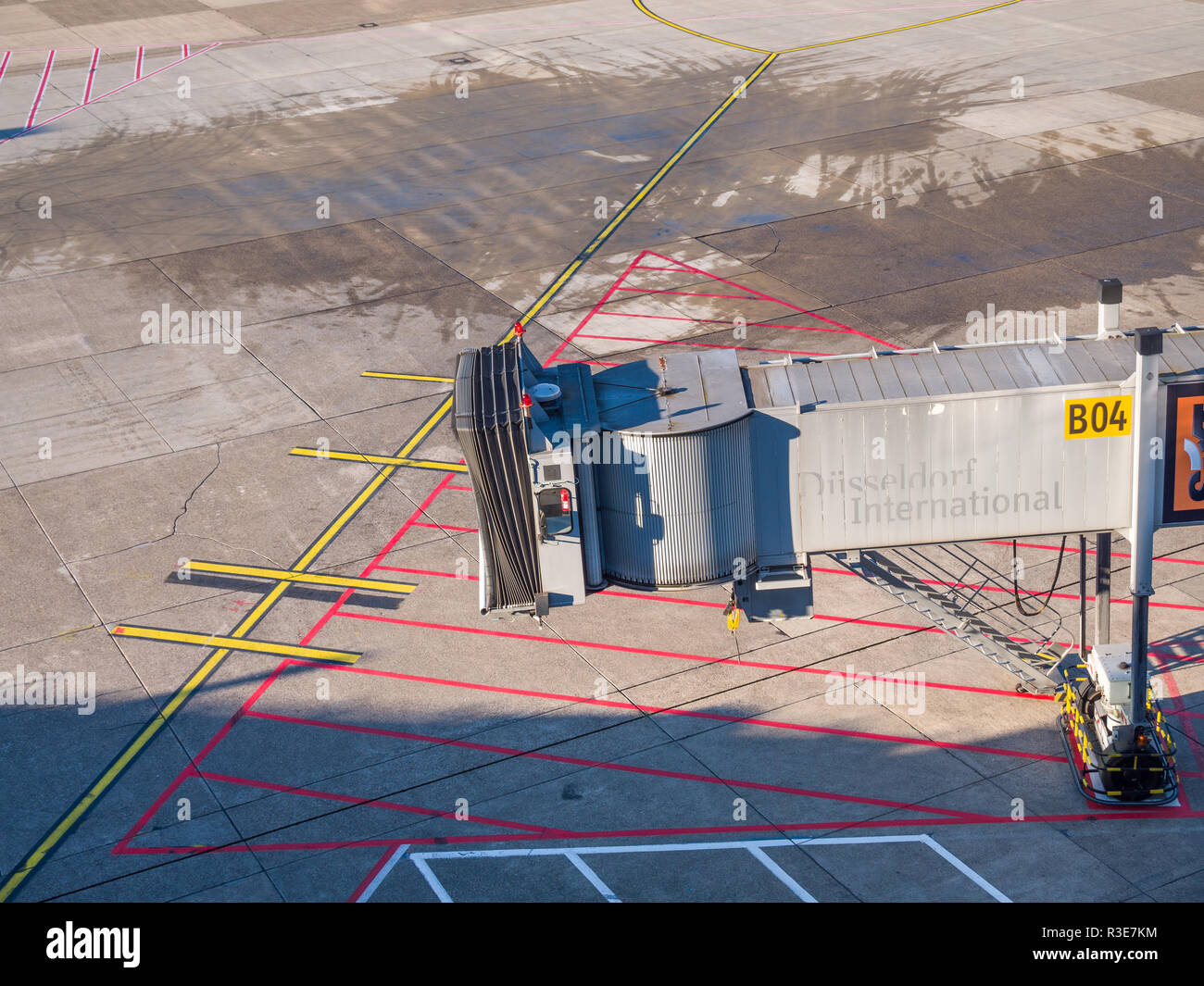 Ponte a getto. Airfield presso l'aeroporto internazionale di Düsseldorf. Foto Stock