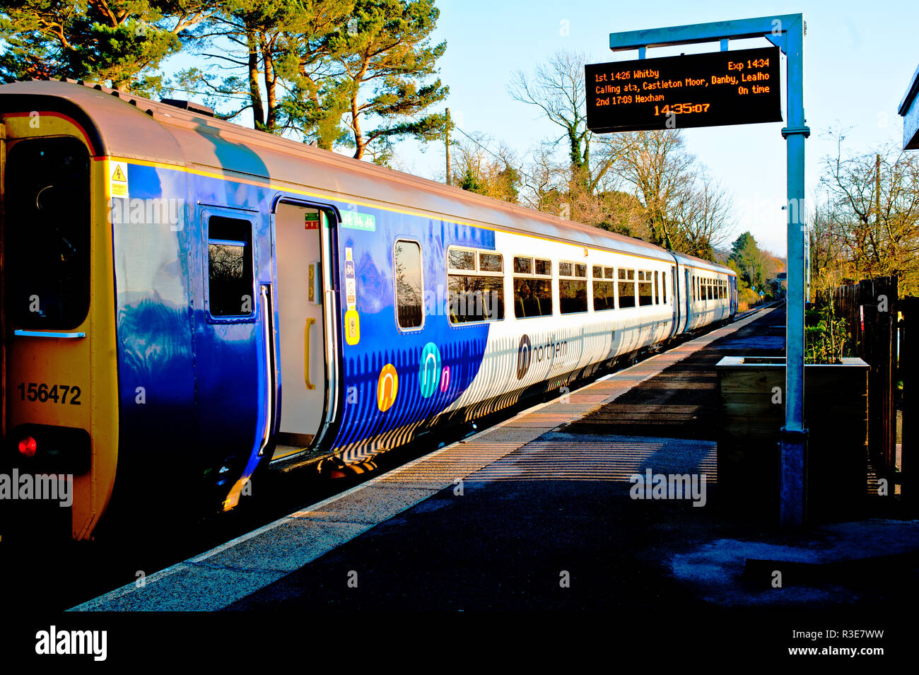 Classe 156 unità alla grande Ayton stazione ferroviaria, grande Ayton, North Yorkshire, Inghilterra Foto Stock