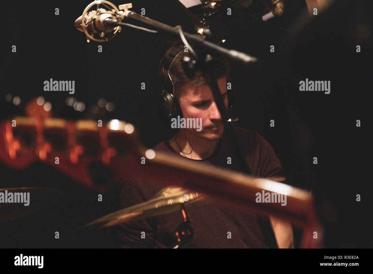 Szamotuly, Polonia. Il 15 novembre 2018. Lukasz Kwasny. Tenzing Norgay Band - Metropolitana reale. Membri: Lukasz Kwasny, Jan Suwalski, Piotr Ruciak, Patryk Krasniewski, Jaroslaw Bogacki Robak. Foto Stock