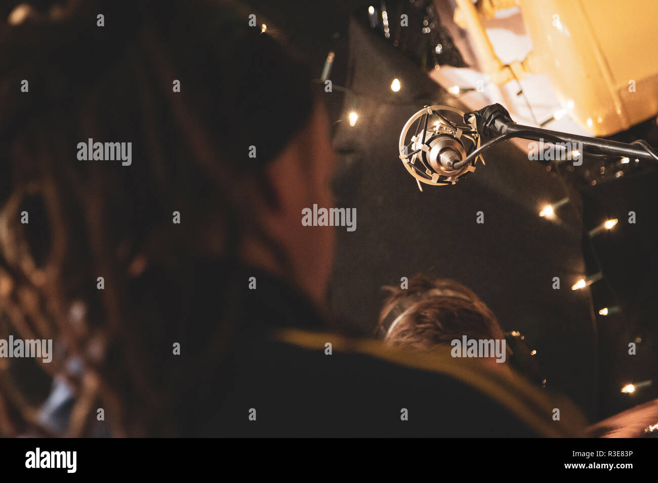 Szamotuly, Polonia. Il 15 novembre 2018. Patryk Krasniewski. Tenzing Norgay Band - Metropolitana reale. Membri: Lukasz Kwasny, Jan Suwalski, Piotr Ruciak, Patryk Krasniewski, Jaroslaw Bogacki Robak. Foto Stock