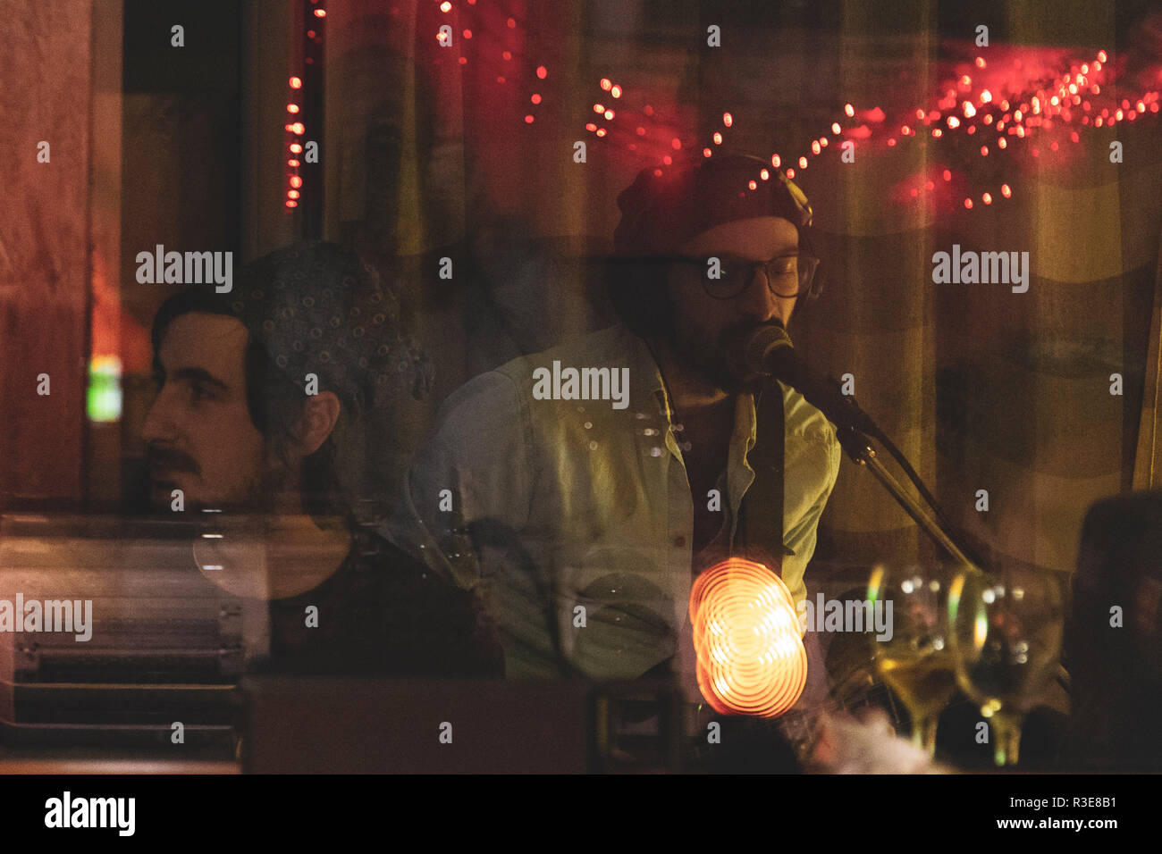 Szamotuly, Polonia. Il 15 novembre 2018. Tenzing Norgay Band - Metropolitana reale. Membri: Lukasz Kwasny, Jan Suwalski, Piotr Ruciak, Patryk Krasniewski, Jaroslaw Bogacki Robak. Foto Stock