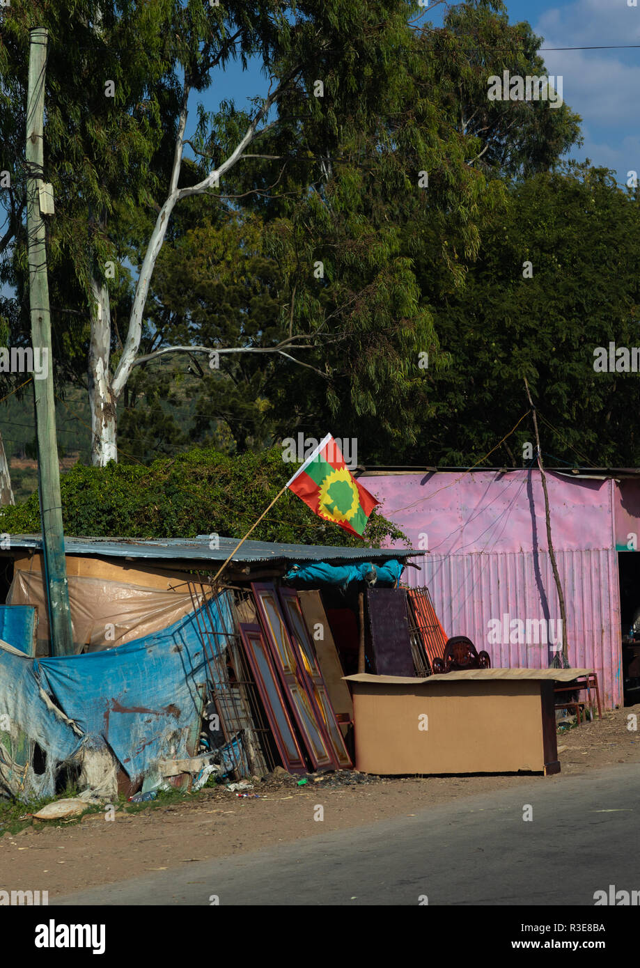 Fronte Oromo di Liberazione bandiera di partito in un villaggio, Oromia, Kulubi, Etiopia Foto Stock