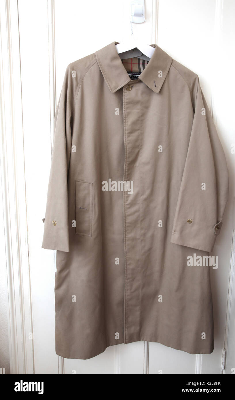 Cappotto Burberrys appeso sulla porta Foto Stock