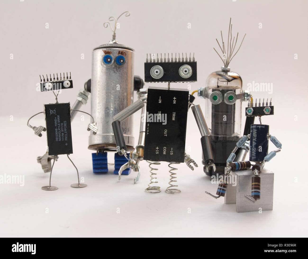 Riciclaggio di componenti elettronici caratteri robot Foto stock - Alamy