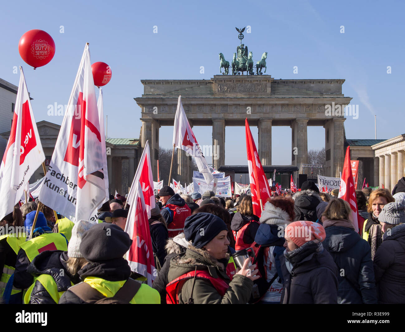 Berlino, Germania - 14 febbraio 2017: dimostranti al Sindacato GEW dimostrazione presso la Porta di Brandeburgo, Berlino Foto Stock