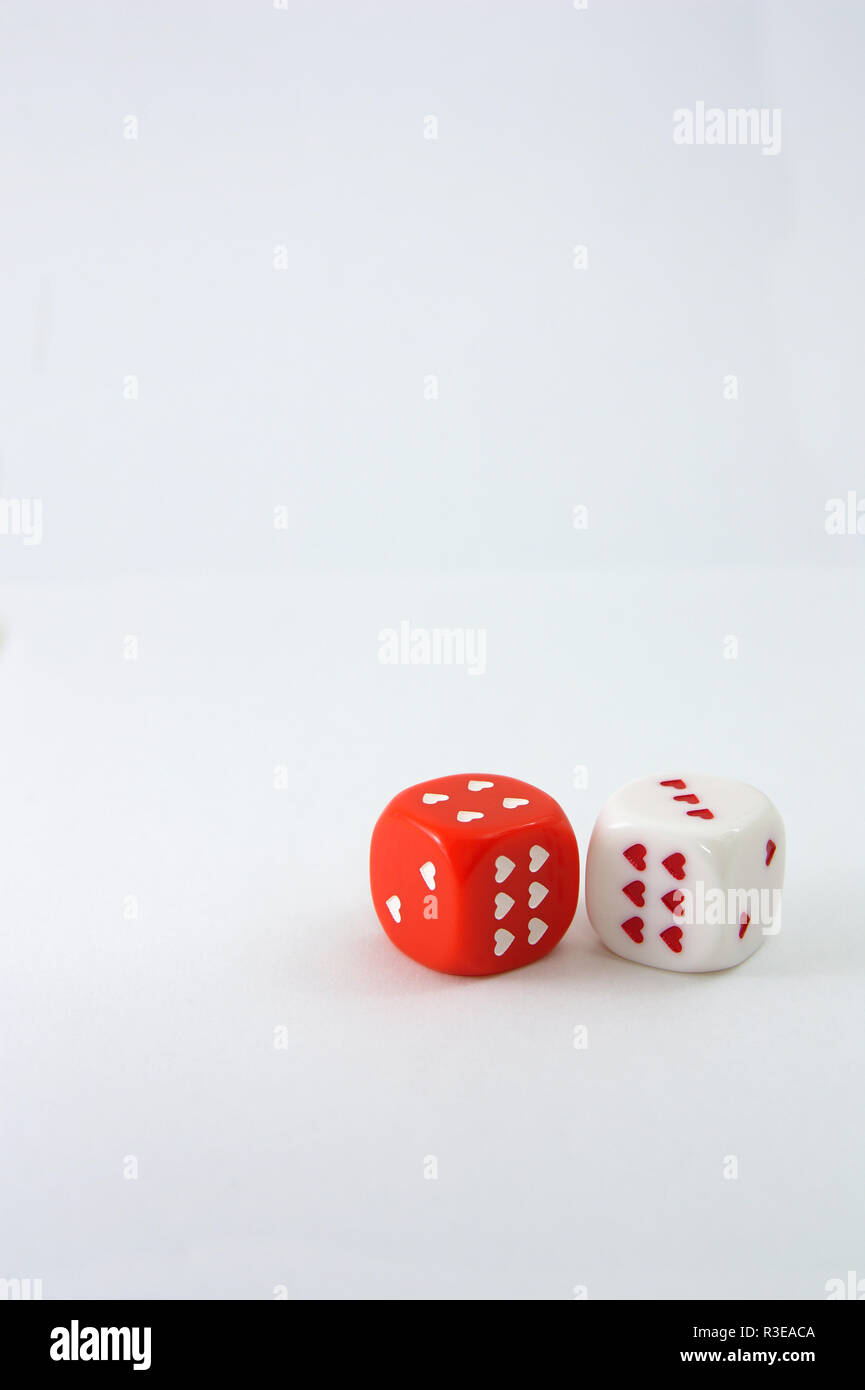 Una coppia di dadi con cuori sui loro volti su uno sfondo bianco con spazio  per testi o altri elementi grafici Foto stock - Alamy