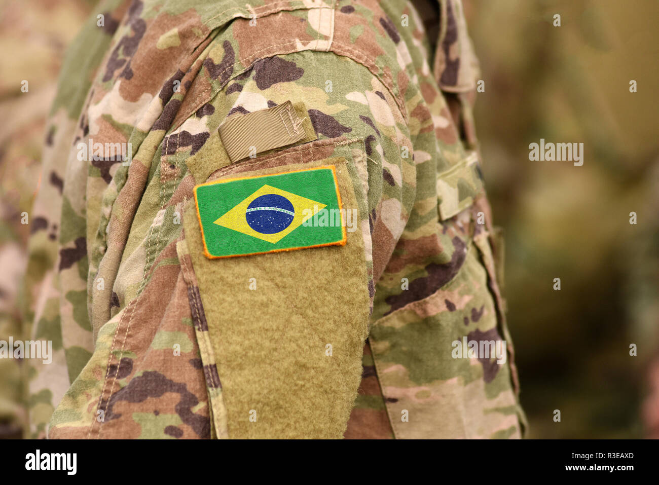 Bandiera Brasile sul braccio di soldati. Le truppe del Brasile (collage) Foto Stock