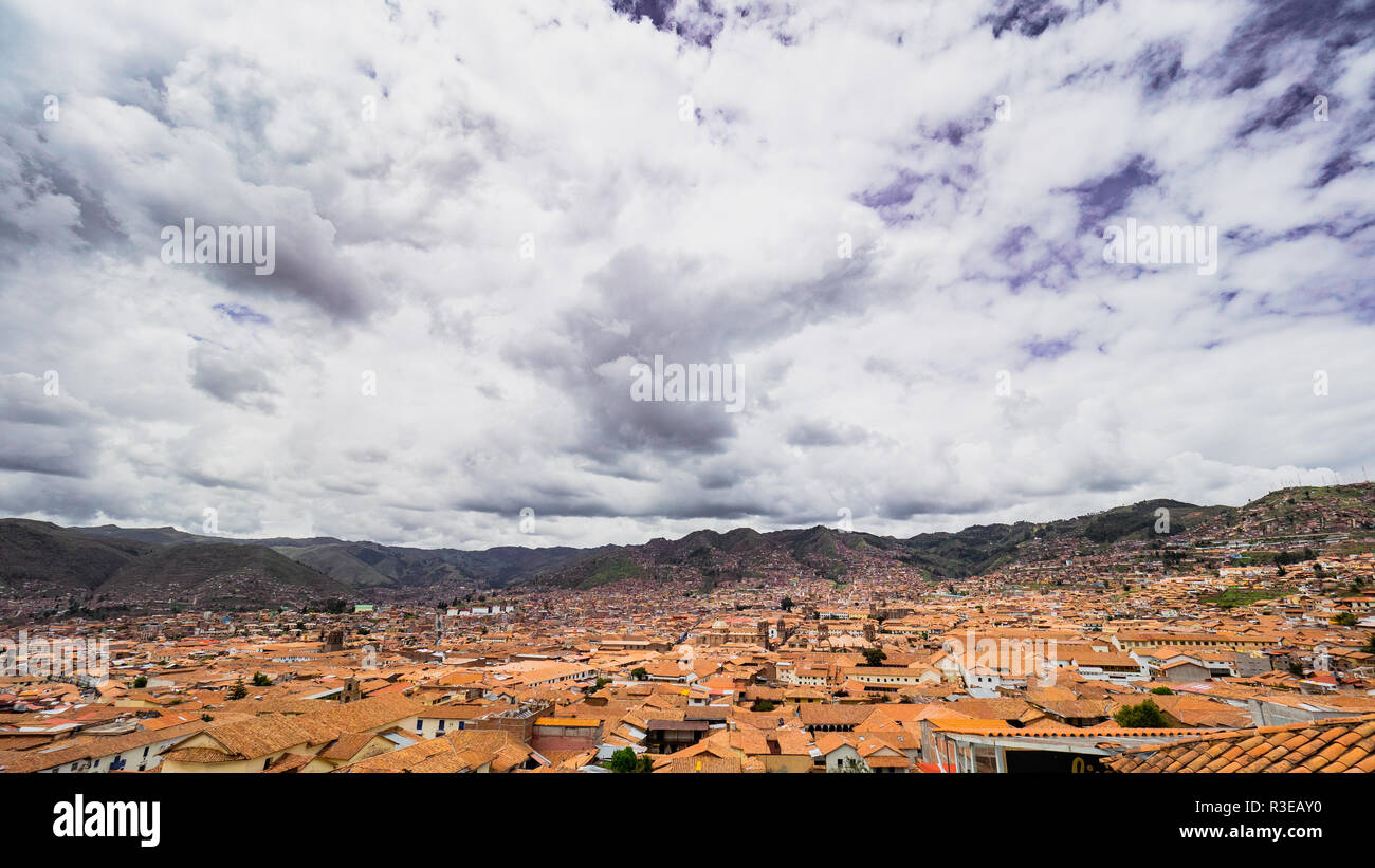 Vista della città di Cusco dal San Blas quartiere Foto Stock