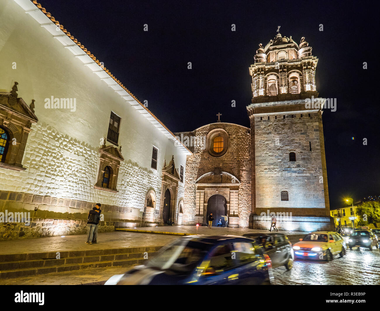 Cusco, Perù - Gennaio 3, 2017. Vista del traffico nella parte anteriore del Qorikancha di notte Foto Stock