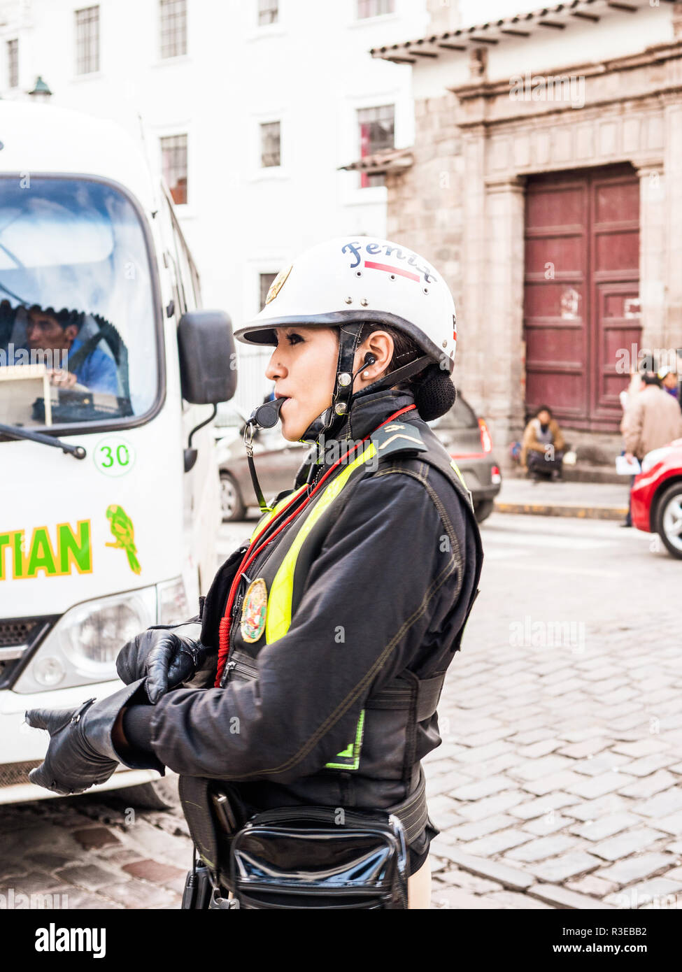 Cusco, Perù - Gennaio 3, 2017. Vista di un lavoro di polizia sulle strade di Cusco Foto Stock