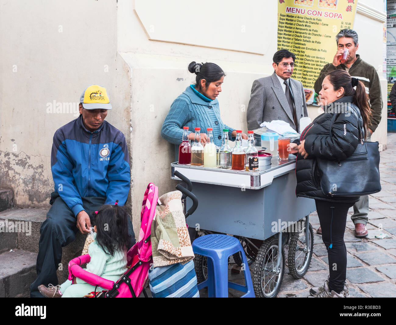 Cusco, Perù - Gennaio 3, 2017. Vista del Cusco strade locale e l'acquisto di cibo in Street negozio Foto Stock