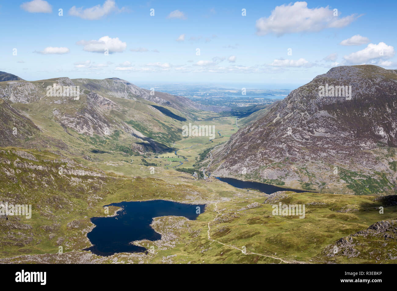 Vista del paesaggio di Lyn Bochlwyd e Nant Ffrancon passare da Glyder Fach, Parco Nazionale di Snowdonia, Wales, Regno Unito Foto Stock