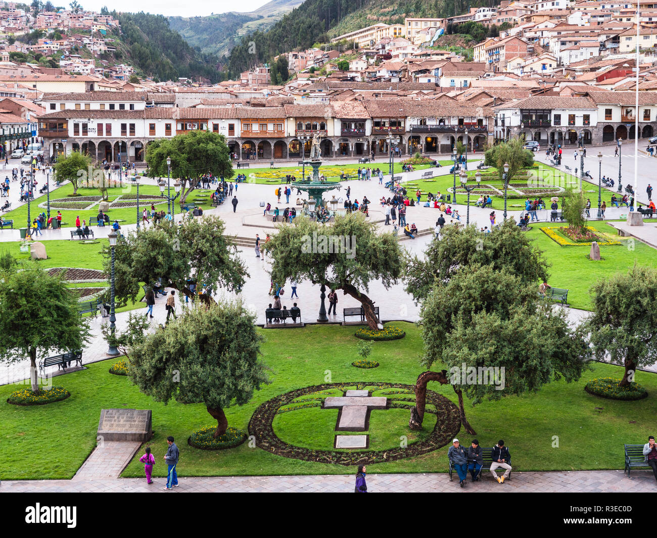 Cusco, Perù - Gennaio 2, 2017. Vista delle aree verdi e di stile coloniale spagnolo, architettura in Plaza de Armas di Cusco, Perù Foto Stock