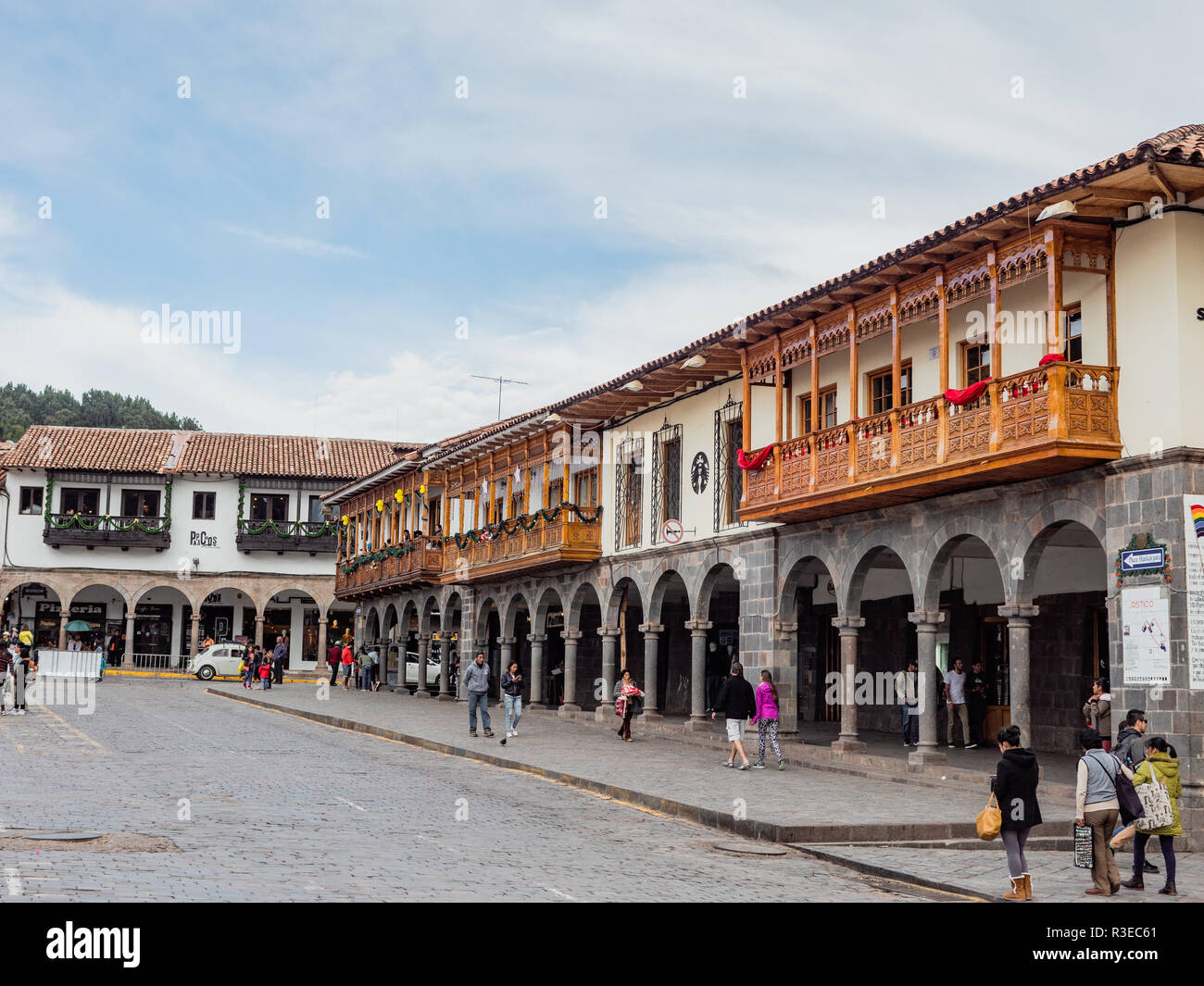 Cusco, Perù - Gennaio 2, 2017. Vista del stile coloniale spagnolo, balconi in Plaza de Armas di Cusco Foto Stock