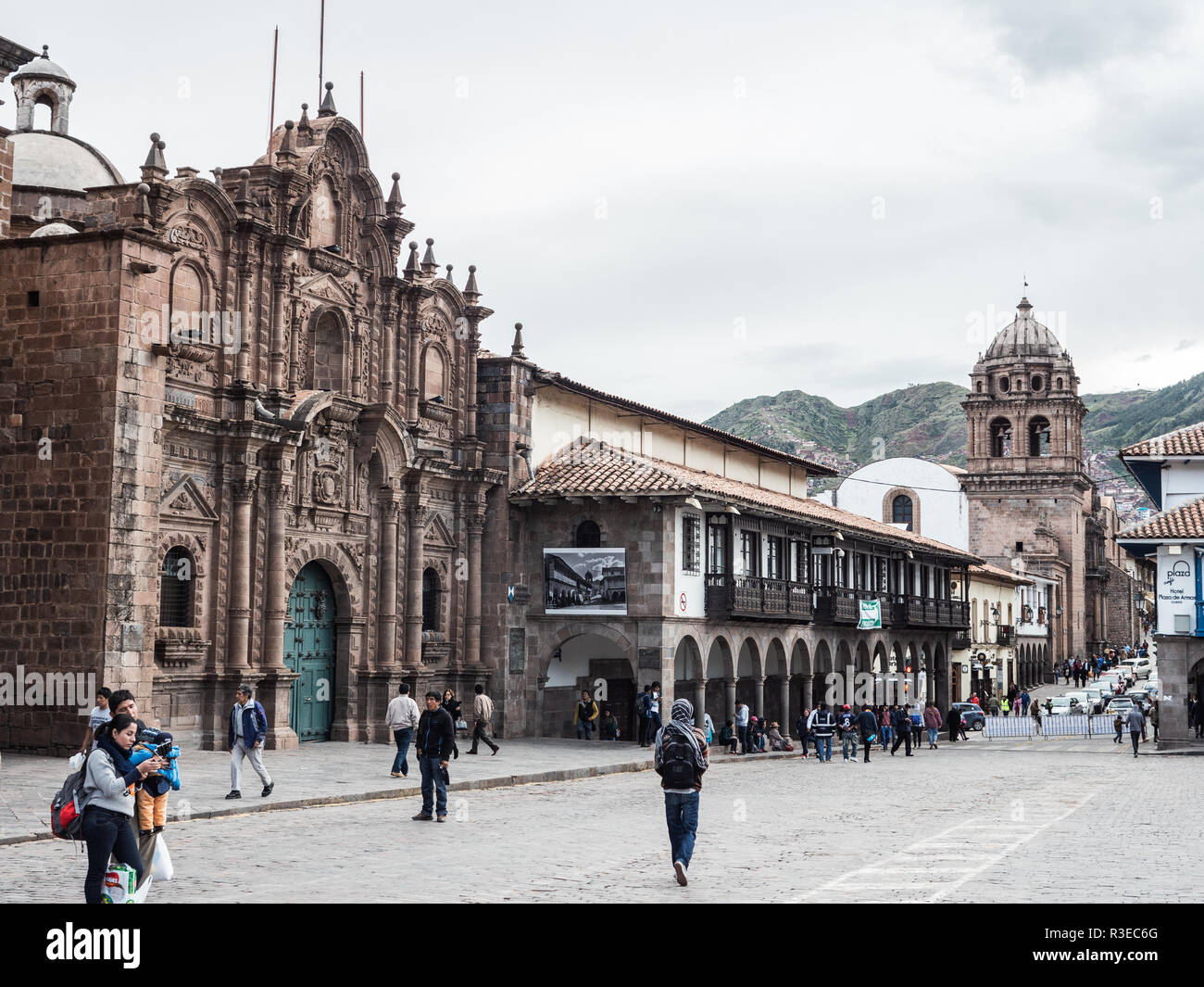 Cusco, Perù - Gennaio 2, 2017. Vista laterale della Plaza de Armas a Cusco con il Paraninfo Universitario e la Basilica de la Merced chiesa Foto Stock