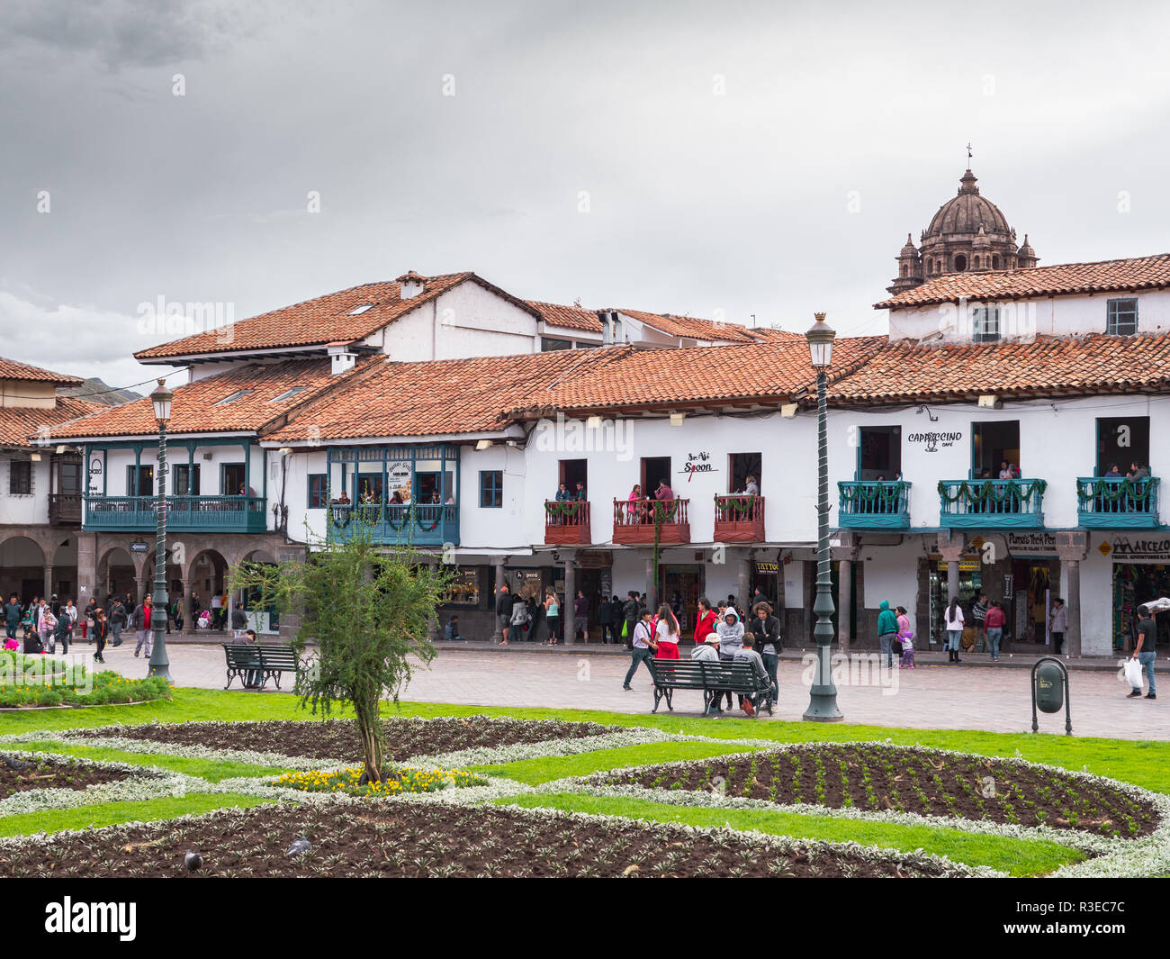 Cusco, Perù - Gennaio 2, 2017. Vista del stile coloniale spagnolo, balconi in Plaza de Armas di Cusco Foto Stock