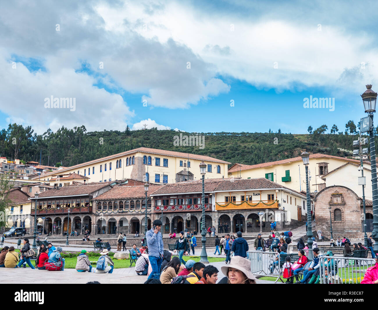 Cusco, Perù - Gennaio 2, 2017. Vista dei turisti e gente del posto a piedi nella Plaza de Armas di Cusco Foto Stock