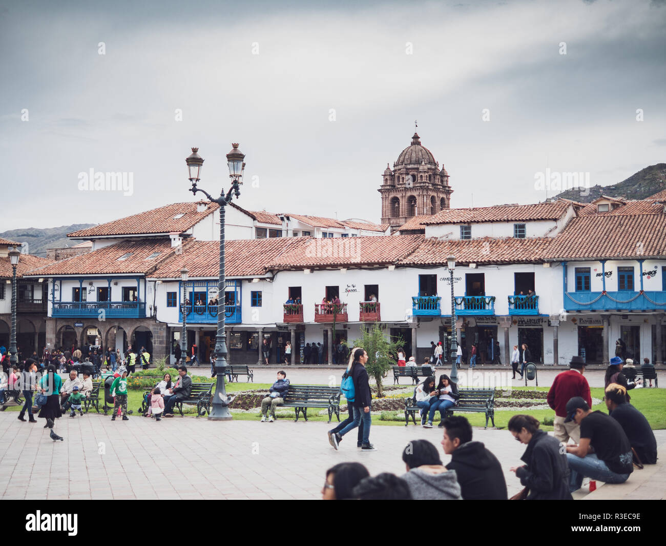 Cusco, Perù - Gennaio 2, 2017. Vista dei turisti e gente del posto a piedi nella Plaza de Armas di Cusco Foto Stock