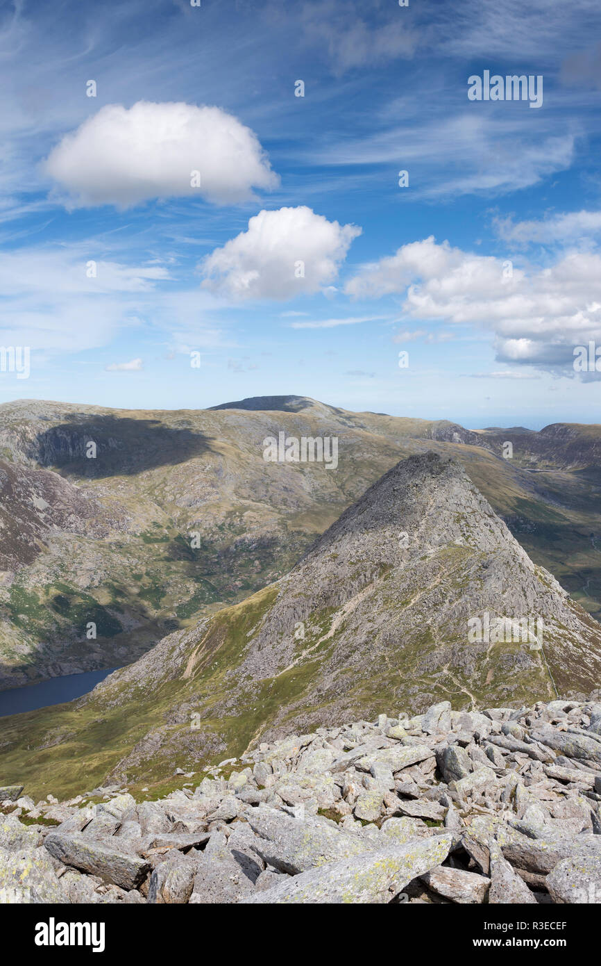 Vista del Tryfan da Glyder Fach, Snowdonia, Wales, Regno Unito Foto Stock