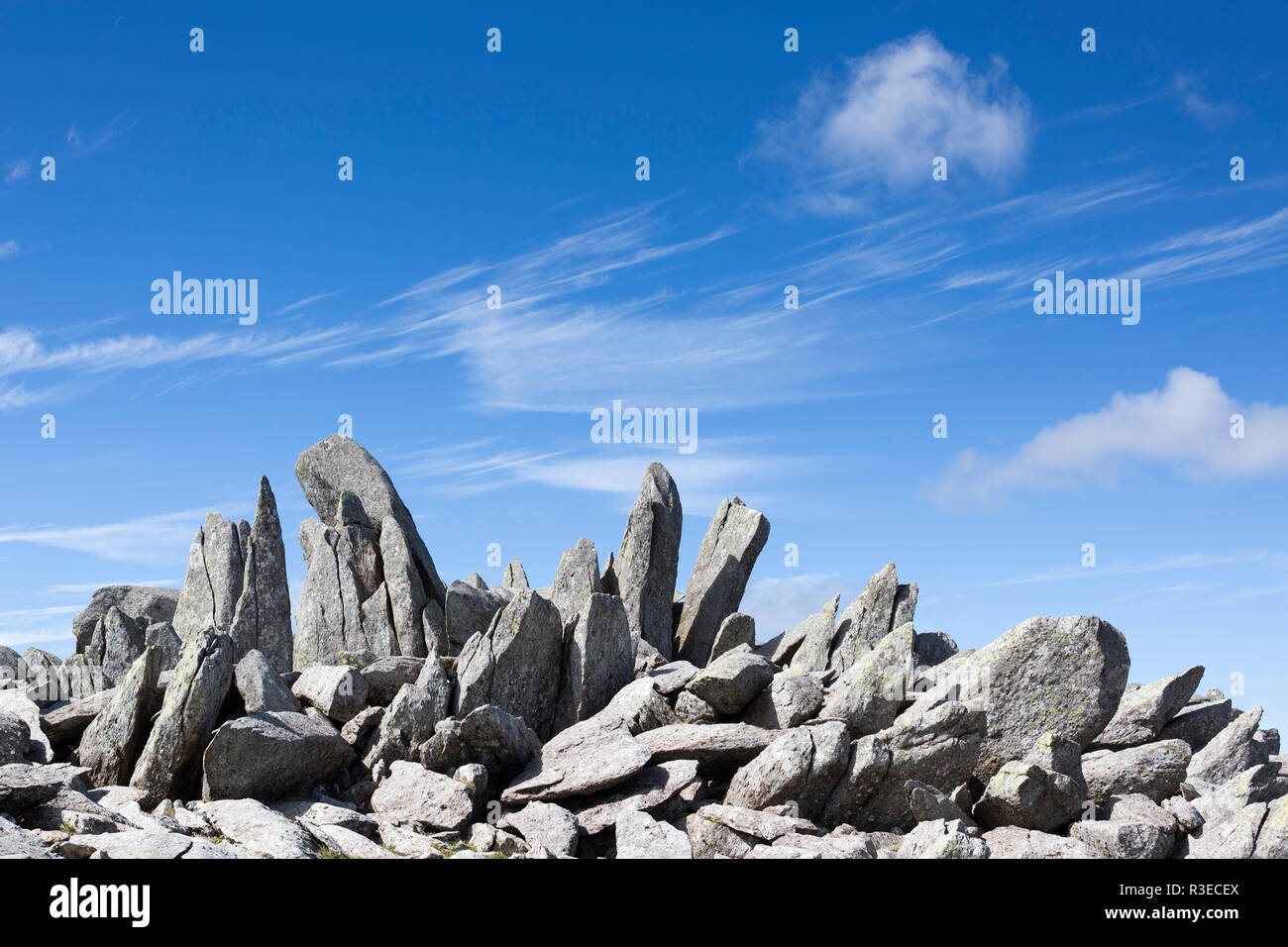 Rocce di montagna contro il cielo blu, Glyder Fach, Snowdonia, Wales, Regno Unito Foto Stock