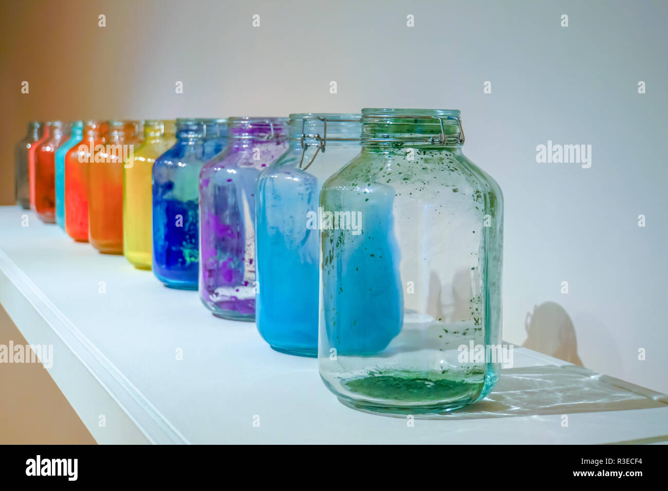 Vasi di vetro di diverse vernice colorata Foto Stock
