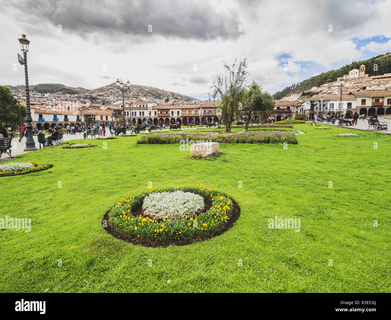 Cusco, Perù - Gennaio 2, 2017. Vista delle aree verdi e di stile coloniale spagnolo, architettura in Plaza de Armas di Cusco, Perù Foto Stock