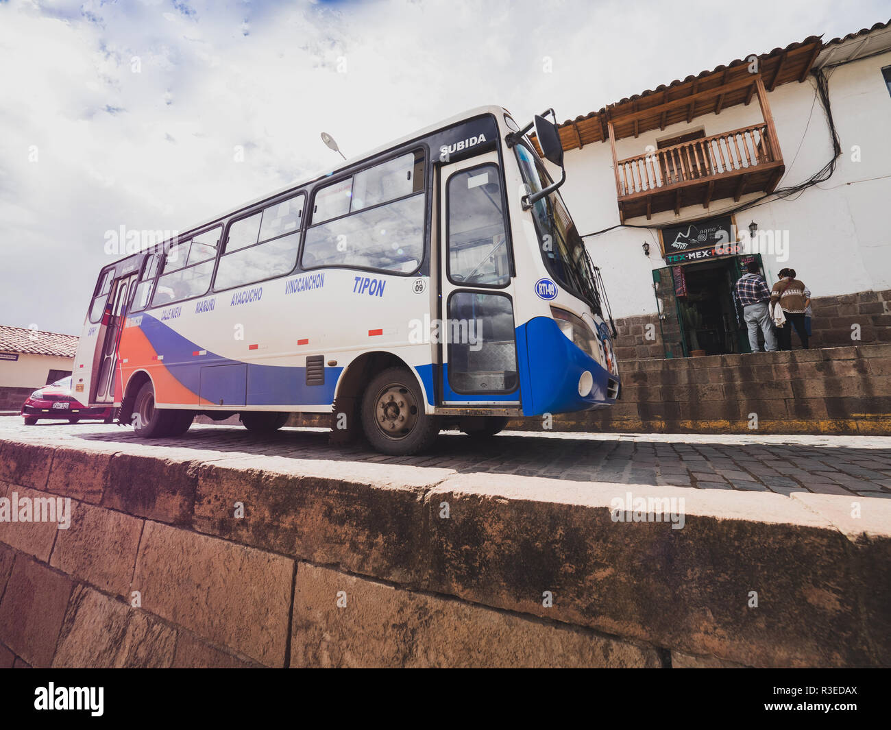 Cusco, Perù - Gennaio 2, 2017. Vista di una corsa in autobus di fronte al tempio Qorikancha in Cusco Foto Stock