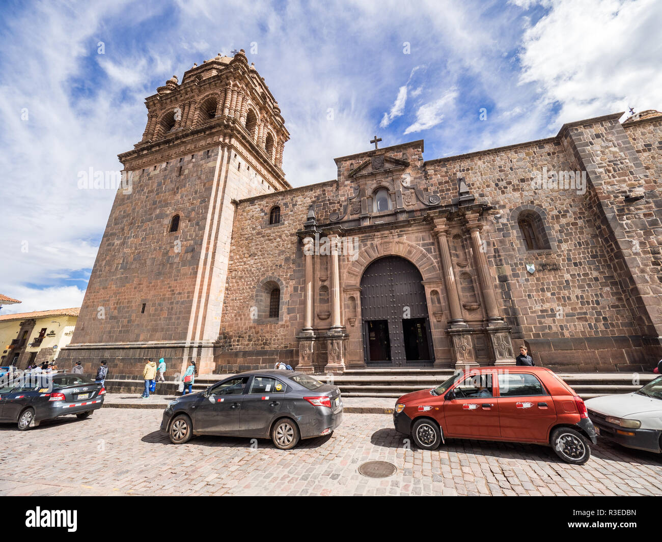 Cusco, Perù - Gennaio 2, 2017. Vista del traffico davanti chiesa di Santo Domingo nel tempio Qorikancha, Cusco Foto Stock