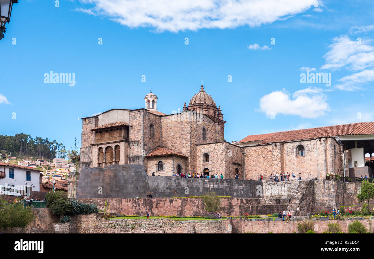 Vista laterale del tempio Qorikancha nel centro di Cusco Foto Stock