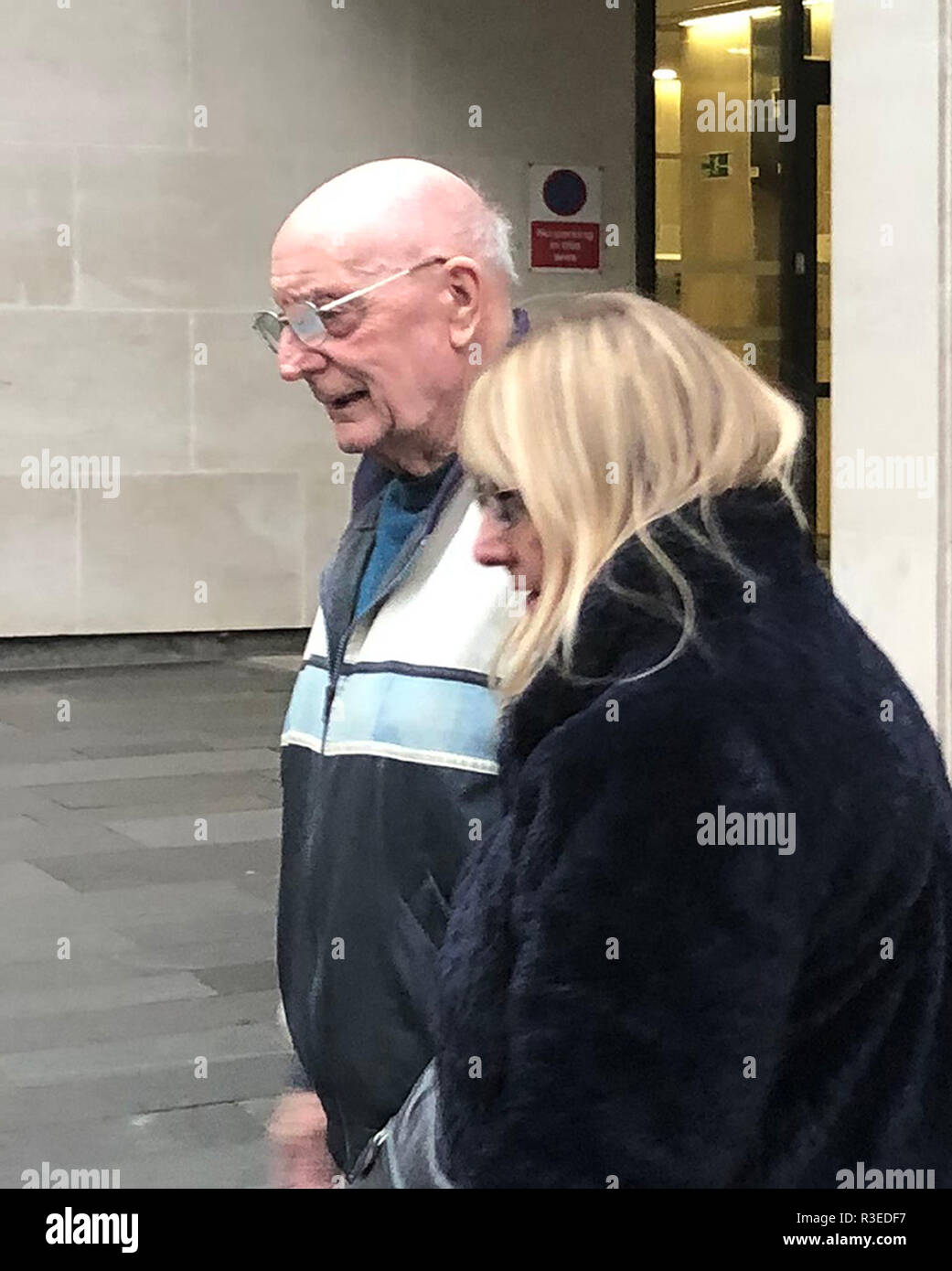 Lawrence Franks (a sinistra) fuori dal Manchester Crown Court. I 84 anni, che uccisero la moglie che soffre di demenza con un palo di ferro in un atto di misericordia, si sono liberati dalla corte. Foto Stock